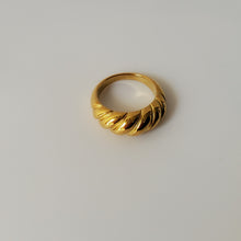 Load image into Gallery viewer, Croissant Ring
